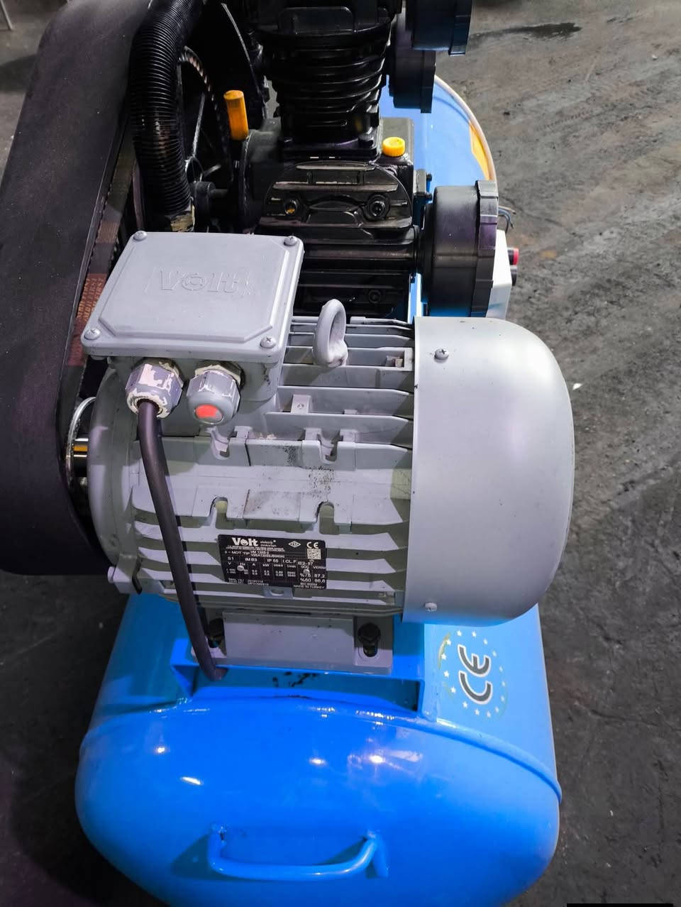 ضاغط هواء (كمبريسور) من ماركة Autosan، التركية وتحديداً الطراز AUTO 550. بسعر 7 ورقة قفل العنوان اربيل *********** يوجد توصيل لكافة المحافظات
