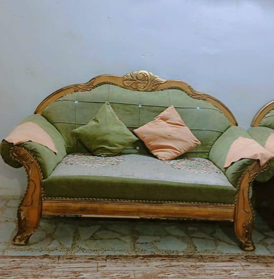 السلام عليكم تخم عشر مقاعد للبيع نضيف دوشمه جديده الله شاهد انتقلنه لغير بيت ومستعجلين علة بيعته ب150 الي يريده يتصل على الرقم ***********العنوان البياع الثانيه
