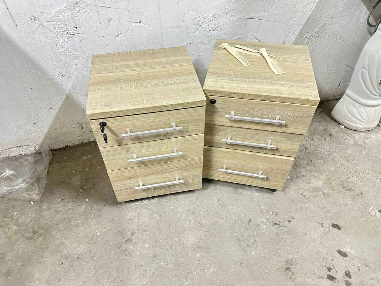 للبيع ميوزه مكتب وكراسي كبار وصغار
