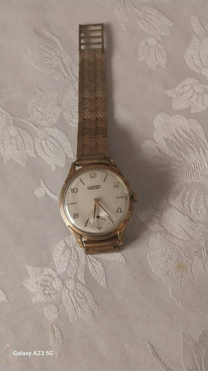 📢 للبيع: ساعة Roamer سويسرية كلاسيكية نادرة (Vintage) ⌚✨
​لعشاق الفخامة القديمة وهواة جمع الساعات النادرة، معروض للبيع ساعة يد رجالية من الماركة السويسرية العريقة Roamer، تعود لفترة الخمسينيات/الستينيات.
​🌟 مواصفات الساعة:
​الصناعة: سويسرية أصلية (Swiss Made).
​الحركة: ميكانيكية تعبئة يدوية (Manual Winding) تعمل بكفاءة.
​التصميم: هيكل وسوار مطلي بالذهب بتصميم كلاسيكي راقٍ، مع قرص ثوانٍ فرعي مستقل (Sub-second) عند الرقم 6.
​الحالة: الساعة تحافظ على أصالتها ومظهرها العتيق المميز (Patina الطبيعي)، مما يمنحها قيمة تاريخية إضافية.
​📍 الموقع والاتصال:
​الموقع: برشيد، المغرب
​للتواصل والاستفسار (واتساب أو اتصال مباشر): 2001-452 606 212+


**إذا كنت صاحب هذا الإعلان وتريد حذفه لأي سبب، رجاءا أرسل رسالة إلى الدعم الفني**