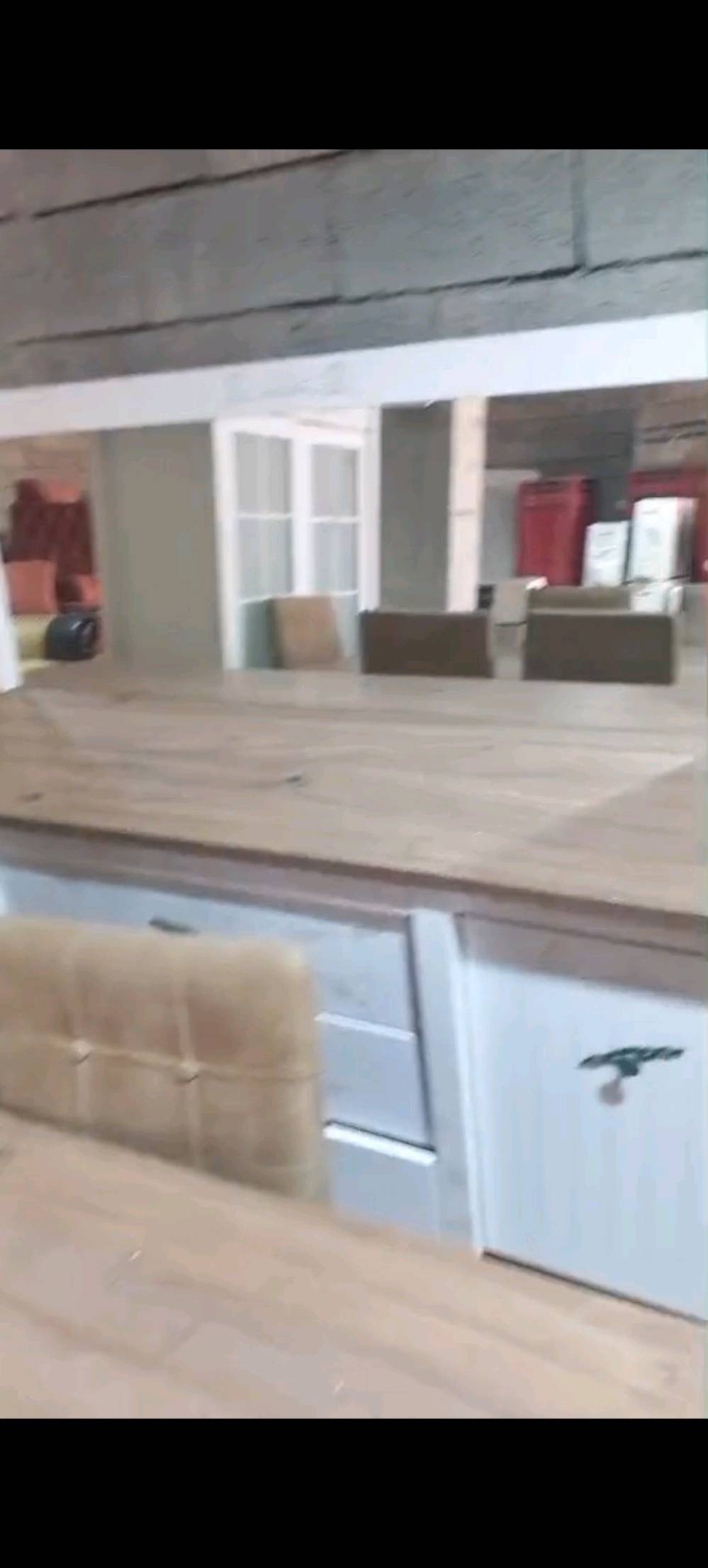ميز طعام قابل للتكبير والتصغير مع ٦ كراسي 
وخزانة ومراية وميز تابعة له
نظيف جدا جدا
السعر بالاتفاق
الرقم واتساب //***********