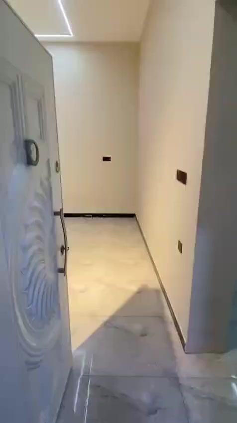 السلام عليكم 
شقة للايجار (غرفتين وصالة ومطبخ وحمامات) جديدة 
الموقع الكرادة _كم سارة 
للتواصل ***********
