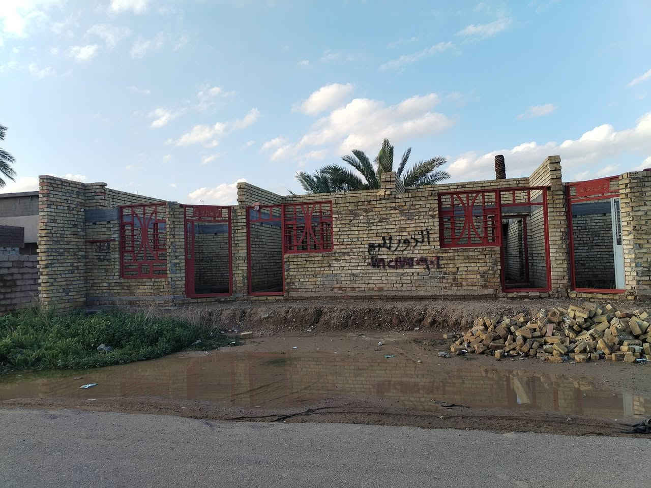 3. مشتملات مدخل قريه نديم  مساحت  كل مشتمل 150 متر يحتوي المشتمل علا مطبخ   حَولي  قرفه نوم  استقبال 
***********
