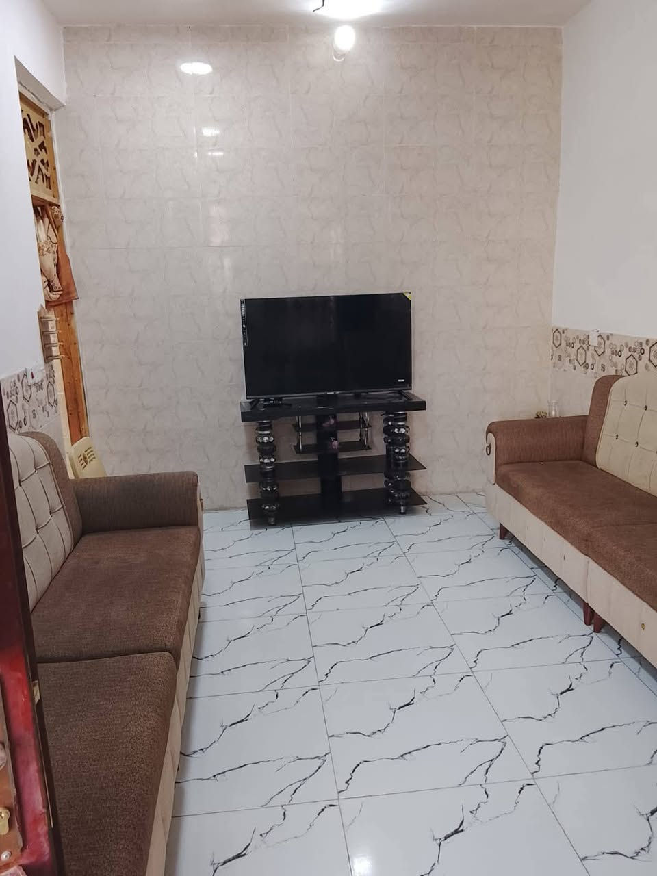 السلام عليك الدار للبيع في منطقه ٣/١٠ بصف التراث البياع المساحة ١٠٠ متر الواجهه ٥ نزال ٢٠ البيت طابقين طابق الاول كامل غرفة واستقبال وصاله كبيره وصحيات ومطبخ ومنور وطرمه وطابق الثاني غرفتين وصاله كبيره وصحيات بس طابق الثاني مامسقف مخدومة مي ومجاري وكهرباء بس تبليط ماكو موبايل ***********
