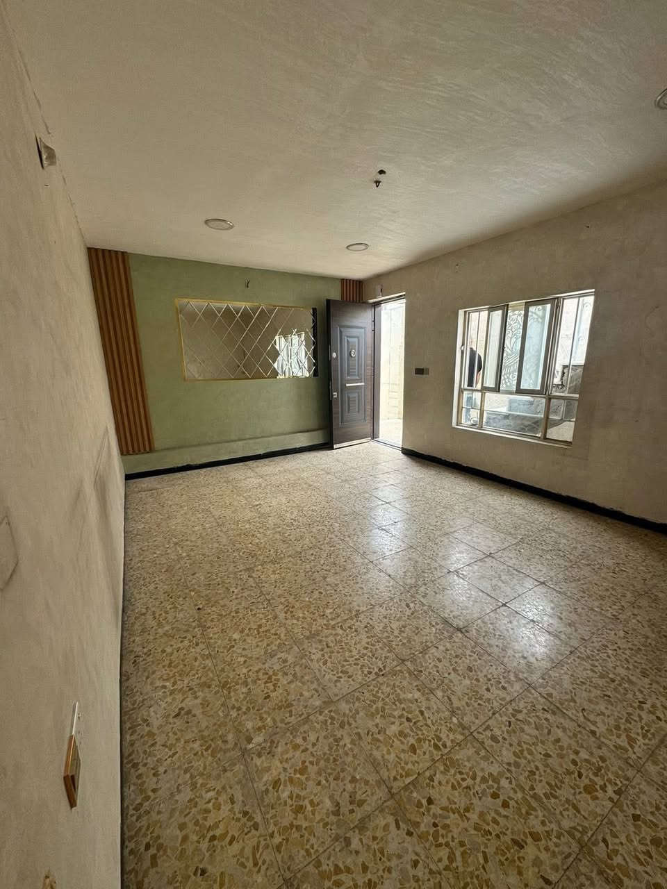 مشتمل طابق اول للايجار يتكون من غرفة نوم واستقبال وهول ومطبخ وصحيات يقع في مربع شاكر العبود للاستفسار الاتصال بالرقم ***********
