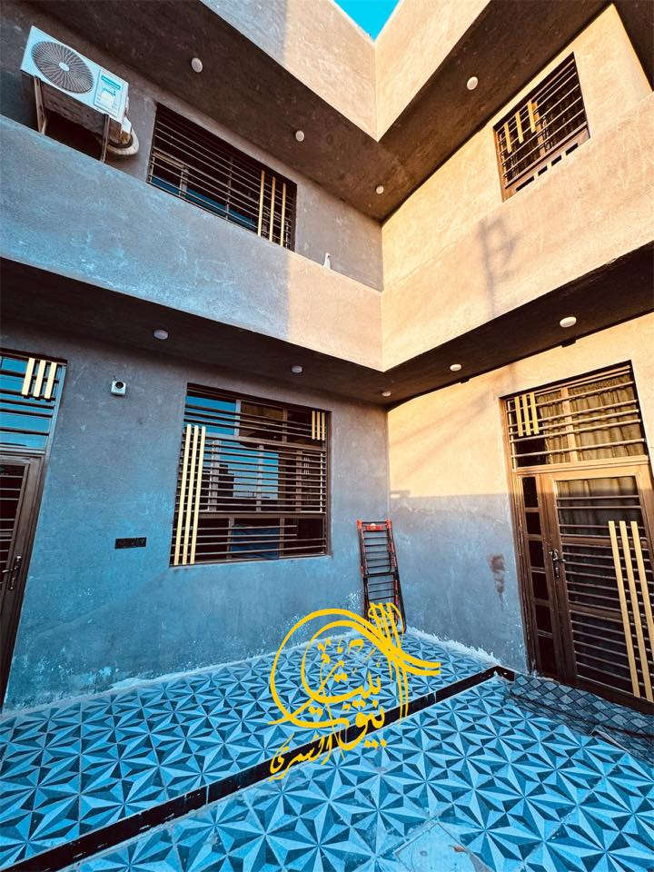 �✨ للبيع بيت مللك صرف – بناء جديد درجة أولى
📐 المساحة: 200م طابقين 
📍 الموقع: التاجية – شارع 20م 
🏗️ طابقين، مرتفع عن الشارع 1م
💰 السعر: 190 مليون

🔹 كراج سيارة 🚗
🔹 حديقة صغيرة 🌿
🔹 مطبخ حار + مطبخ بارد 🍽️
🔹 3 غرف نوم 🛏️
🔹 3 مجمعات صحية 🚿
🔹 3 مناور
🔹 كليدور + درج + مخزن
🔹 صطحين مع منظومة كامرات ⭐

📞 للتفاصيل: علي عذاب ***********
🏢 مكتب الشمري – نادر الثانية / شارع الخدمي مقابل سكلة صدام
