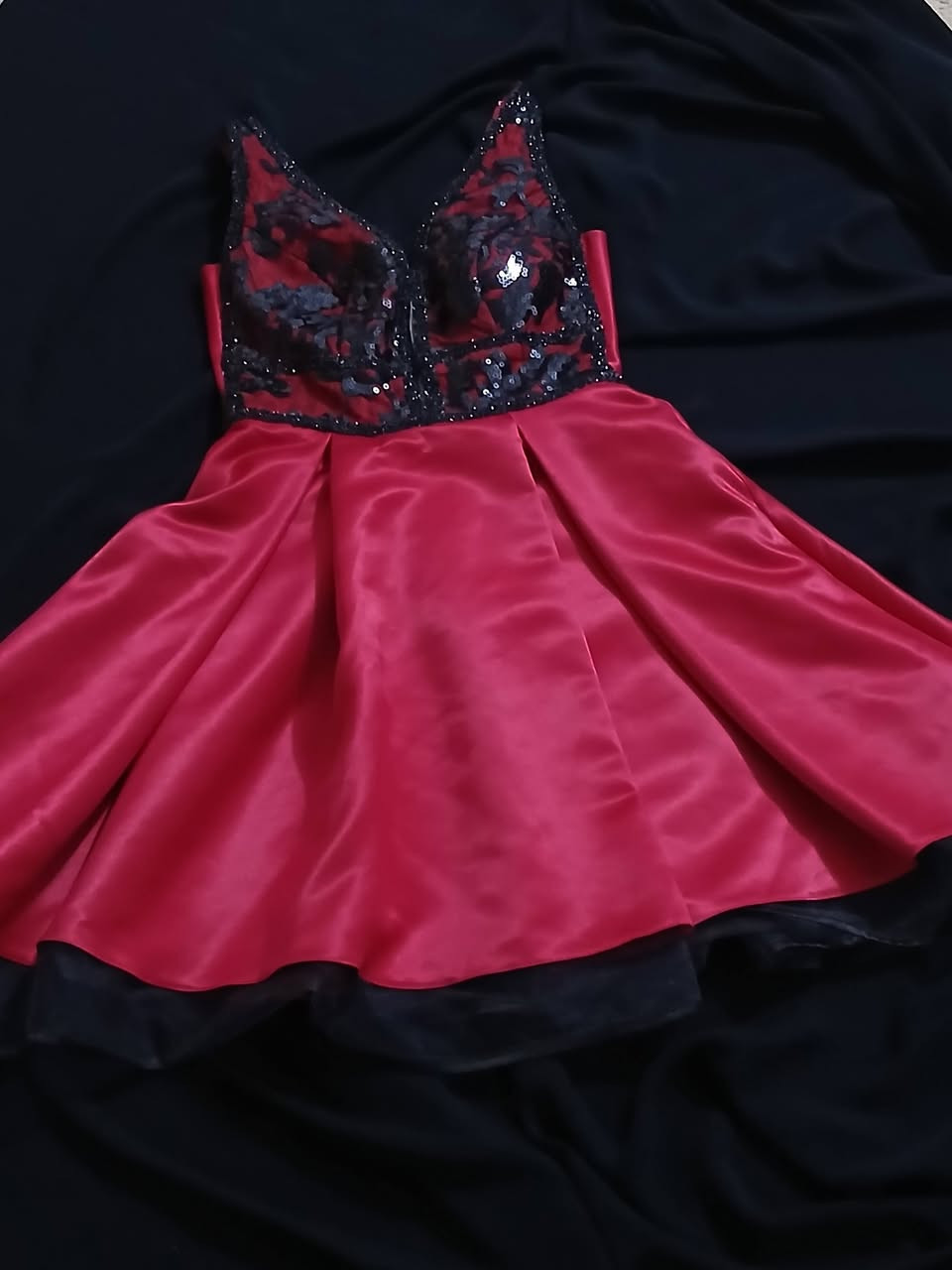 السلام عليكم 
بنات عندي هذني الفساتين والتنورات والأحذية 
لابستهم لبس قليل نظيفات ومابيهم شي 
محتاجه وأريد أبيعهم 
كل واحد وسعره 
الأحذية قياس 38
الفستان الأسود قياس 40
الفستان الأبيض والأحمر قياس 36
#للاستفسار خاص


**إذا كنت صاحب هذا الإعلان وتريد حذفه لأي سبب، رجاءا أرسل رسالة إلى الدعم الفني**