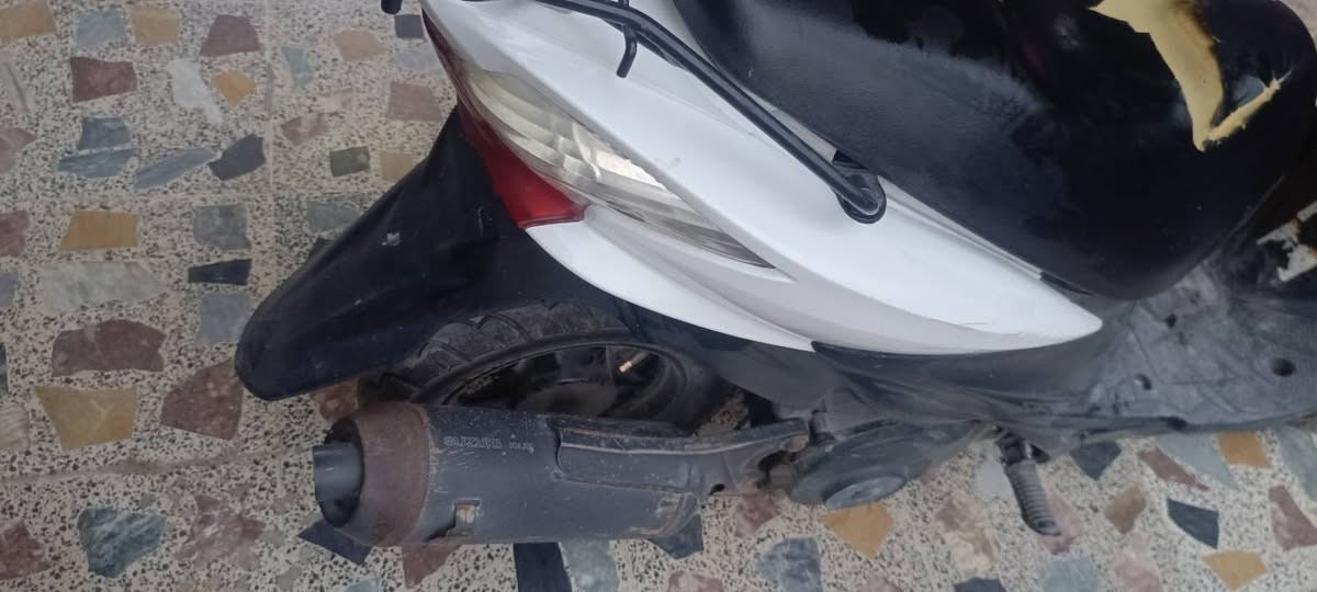 السلام عليكم ادرس (نوزل)  للبيع دراجة نظيفة ومرتبة عوزه شغلات بسيطة وتكمل شادله تاير جديد مصار هواي لونه الاصلي حليبي والكفرات البقية تجاري مكاني كوت خاچية شارع اربعيين سعره ٥٢٥ للاستفسار الاتصال على هذا الرقم والشراي بي خير ويدلل ***********
