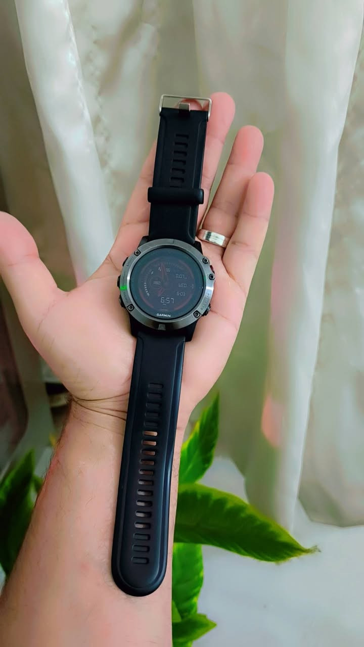 إليك أبرز المواصفات الفنية والتقنية لساعة Garmin Fenix 5X Sapphire:
📐 التصميم والمتانة

حجم الساعة: تأتي بهيكل قوي بمقاس 51 ملم.

مادة الصنع: إطار وهيكل خلفي من الفولاذ المقاوم للصدأ (Stainless Steel) مع مادة البوليمر المقوى بالألياف [1.1.1، 1.1.6].

الزجاج: مغطاة بزجاج الياقوت (Sapphire Crystal) عالي الصلابة والمقاوم للخدوش.

مقاومة الماء: مقاومة للماء حتى عمق 100 متر (10 ATM)، مما يجعلها مناسبة للسباحة والغطس السطحي.

🖥️ الشاشة

النوع: شاشة ملونة تدعم تقنية (Chroma Display) القابلة للقراءة بوضوح تام تحت أشعة الشمس المباشرة.

المقاس والدقة: شاشة بحجم 1.2 بوصة وبدقة 240 × 240 بكسل.

🗺️ الملاحة والاستشعار

خرائط مدمجة: تتميز هذه النسخة (X) بوجود خرائط topo ملونة مسبقة التحميل للملاحة وتحديد المسارات مباشرة من المعصم.

أنظمة تحديد المواقع: تدعم أنظمة GPS و GLONASS لضمان دقة التتبع في البيئات الصعبة.

المستشعرات: تضم بوصلة ثلاثية المحاور، ومقياس الارتفاع (Altimeter)، ومقياس الضغط الجوي (Barometer)، ومستشعر نبضات القلب من المعصم [1.1.5، 1.1.6].

🔋 البطارية

وضع الساعة الذكية: تصمد حتى 12 يوماً.

وضع الـ GPS: تعمل حتى 20 ساعة متواصلة.


**إذا كنت صاحب هذا الإعلان وتريد حذفه لأي سبب، رجاءا أرسل رسالة إلى الدعم الفني**