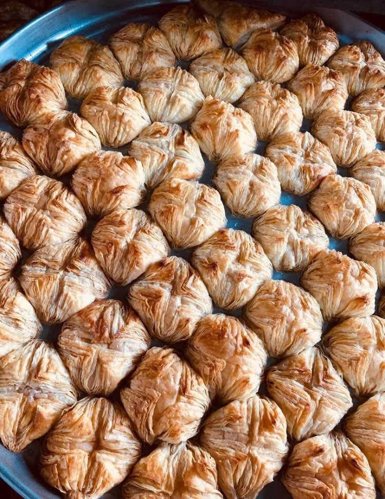 طبتم وطاب صباكم بذكر الله ✨👇

🥮 صينية بقجة (كاهي):
• تحتوي على 52 قطعة محشيه .
• السعر: 23 ألف دينار فقط.

🥮 صينية بقجة (كاهي):
• تحتوي على 52 قطعة غير محشيه .
• السعر: 14 ألف دينار فقط.

📞 للطلب والاستفسار:
تواصل معنا عبر رسائل الصفحة (خاص) أو اتصل بنا مباشرة: *********** Singapore
