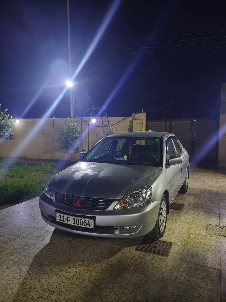 السلام عليكم 
لانسر موديل 2011 مكفوله كفاله عامه عدا طخه صغيره في الجاملغ الامامي كما موضحه في الصوره محرك كير مكفول 
العنوان: الراشدية قرب جزيره بغداد السياحية 
رقم الهاتف: ***********
رقم بغداد انكليزي 
محرك 2000
السعر 90 وبيها مجال
