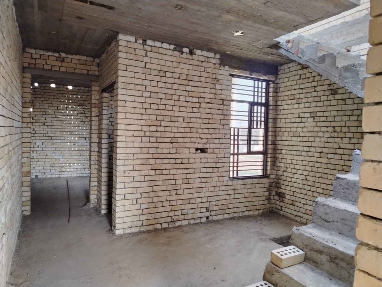 ٨١ متر واجهة ٥ نزال ١٦
البيت مدخلين
٣ غرف نوم كبار
٣ حمامات ٢ داخليات وواحد خارجي
بوب وشبابيك كاملات كل البيت
ارتفاع الرفت ٤٠ سم
البيت رباط داير
فقط البيتونة ممصبوبة
خامس فرع عن الشارع العام
المجمع مي اسالة مو من الشط
مجمع النسور الثالث مقابيل العدل تابع لشركة القلعة البيظاء