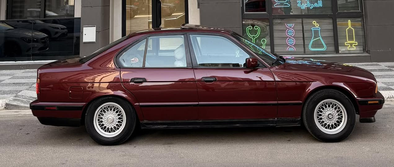 السلام عليكم للبيع فقط
BWM
موديل 90
بجم عريض
مسكر فانوص
حجم 525 
تبريد ثلججج
مكينه جديده 
كير ياباني جديد 
صدر امامي خلفي نضيف 
تخم ويل وتاير جديد 
داخلها حلو يرادله ترتيب 
صبغ جديد بعدها ممبولشه 
سلايت شغال كل الحركات
ترايها يخبل السياره كلش قويه وناعمه 
مابيه نقص ميكانيك ابد 
رقم بغداد جديد 
السعر 65 بيه مجال سعر مناسب 
مكان السياره بغداد حي الحسين 
***********

