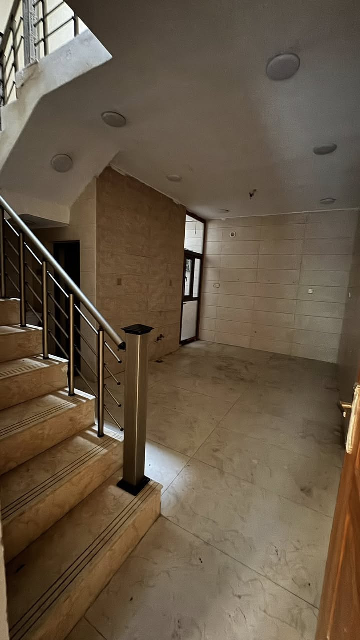 � بيت للإيجار – السيدية
• المساحة: 55 م²
 • عدد الطوابق: 3 طوابق
 • التفاصيل:�
 ◦ 3 غرف نوم
 ◦ صالة
 ◦ مطبخ
 ◦ 3 خدمات صحية
 ◦ كراج كبير 
 • 
 • الاستخدام: سكني أو تجاري
 • الموقع: السيدية – قرب جامع الكبيسي، على شارع عام رئيسي
 • سعر الإيجار: 800,000 دينار عراقي

📞 للاستفسار: ***********
🏢 الكوخ للتطوير العقاري
