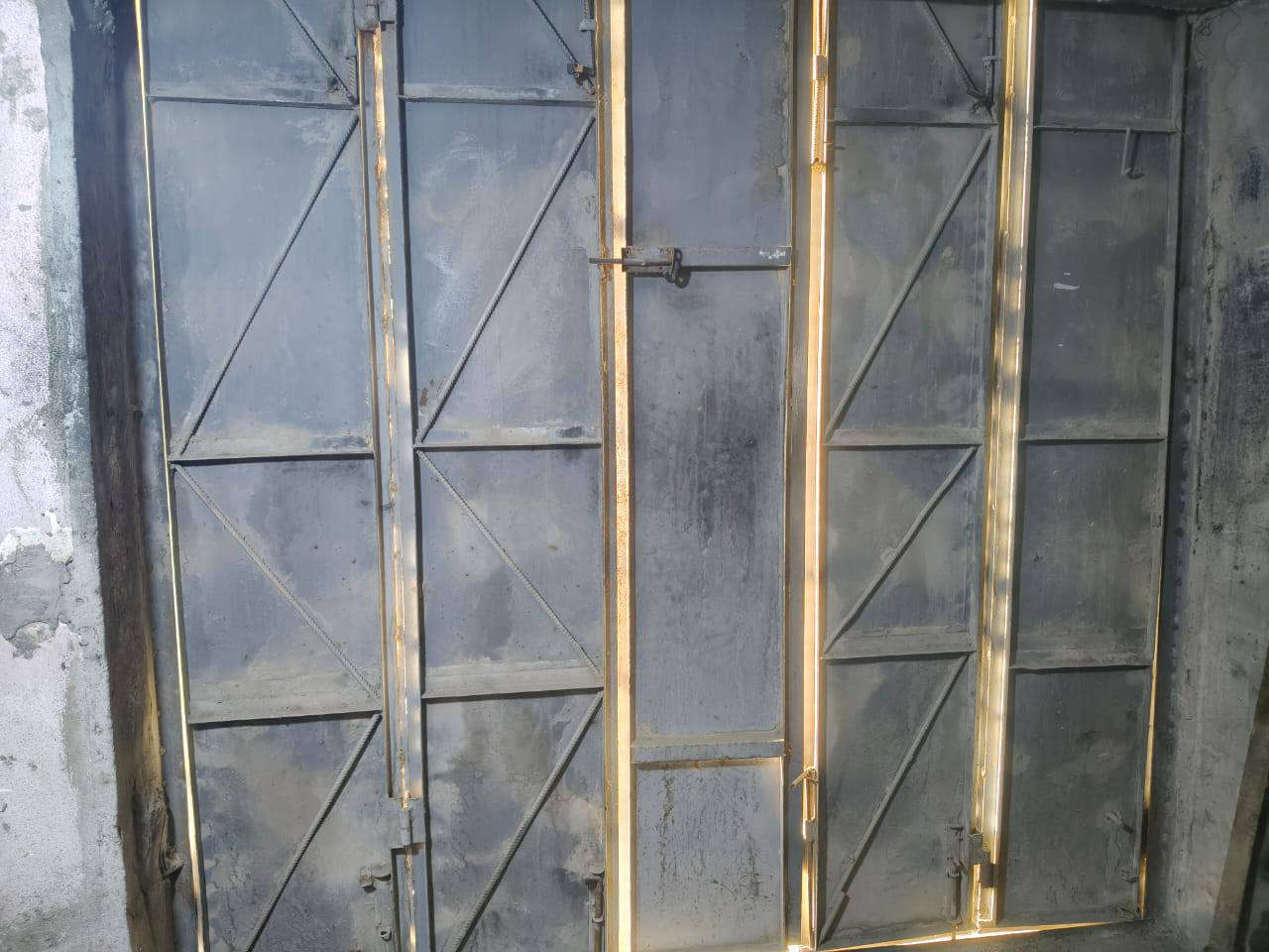 سلام عليكم باب محل حديد 5 طلاقات لسعر 100 مكاني الشعله ***********
