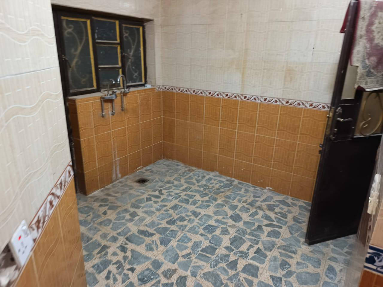 نص قطعة للبيع فقط فارغة 80 متر مقسومة من الركن الشعلة قطاع الخامس خلف مطعم الحجي بفرع طابق واحد الواجهة 10 متر  غرفة وستقبال او مطبخ او حمام داخلي وخارجي بناء مسلح ‏‪***********‬‏
