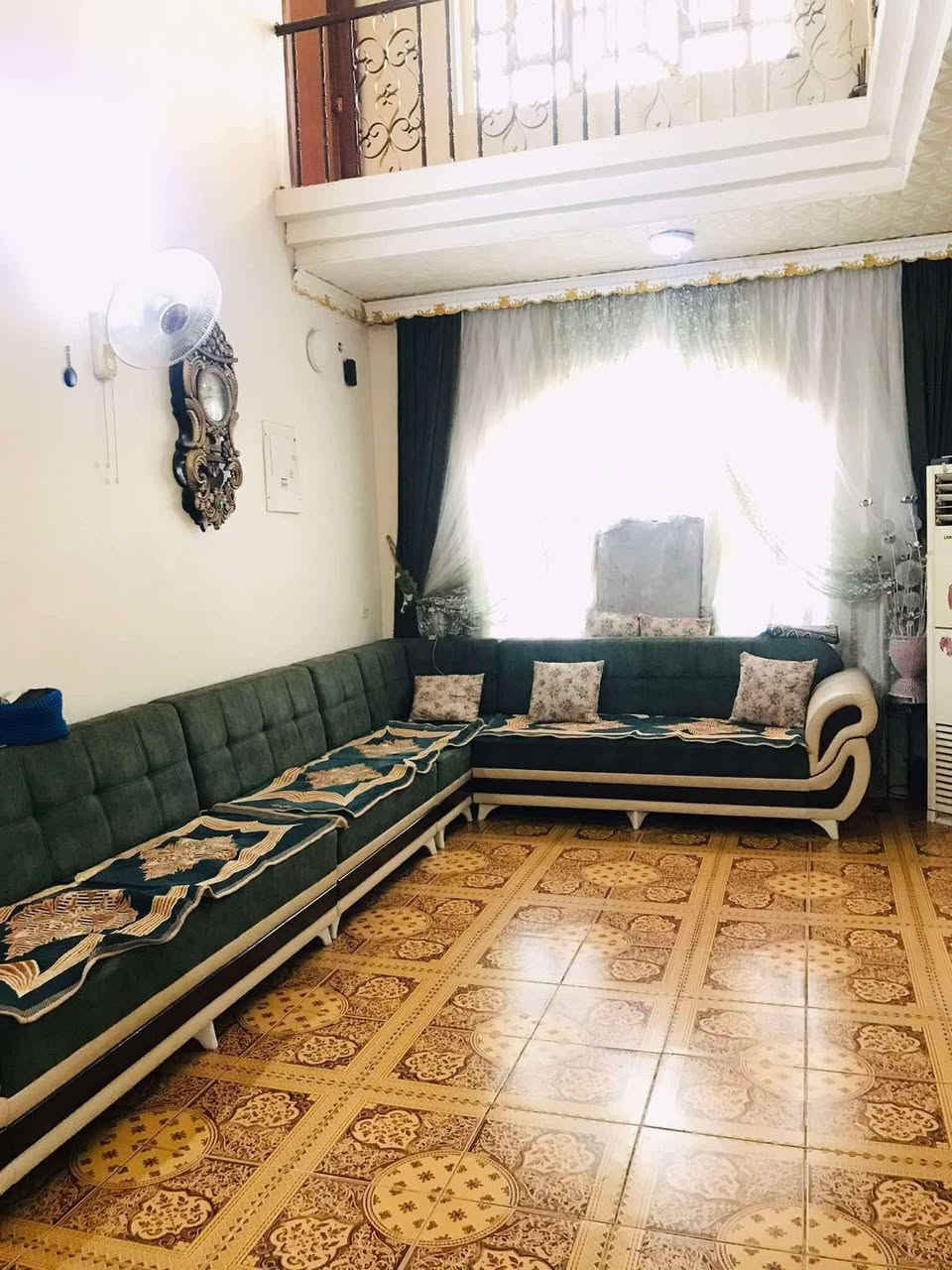 السلام عليكم
دار للبيـــــع 
زراعي سند 25
المساحه 517م
العنوان 🌍 حله -ورديه خارج - قرب معمل ابو كيره - سنتر ع الشارع العام للورديه خارج -موقع تجاري ومنطقه كافه الخدمات متوفره
بناء حديث ومرتب وجاهز 
محتويات الدار 🤗-  الطابق الارضي 2غرفه نوم واستقبال وهول ومطبخ ومجمع صحيات داخليه وخارجيه وحديقه اكثر من 200م طارمه كبيره وكراج سياره يتسع لاكثر من ثلاث سيارات🚘
الطابق الثاني - 3غرف نوم احد الغرف بنظام سويت مساحه كبيره
مجموع غرف النوم 5

الـــاــاـ ســتــفــســار اكـــثــــر زيـــارة مكـــــتب القـــــــلعـــة 
المـــكـــان حـــلـه ورديـــــه خــــارج قـــبــل مــجــمــع
الــوُرديــــه الطــبـــي…
مكـــــتب القـــــــلعـــة 
مـــريـــح و مــــضمــون ——
 ***********  ريـــاض الــبــكـري
‭0781 448 2411‬  قـــاســـم الــبــكــري
