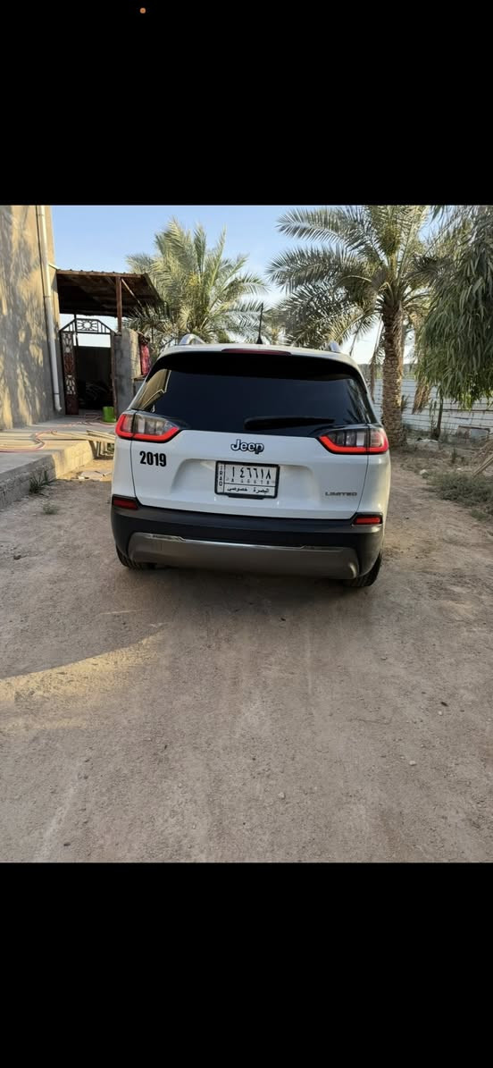 سلام عليكم.  جيب شيروكي بزون مديل 2019  سياره   صور حادثه  بدون اريباك كله سليمه موجود بل صور مال مريكه بيه بل قماره  والجاملق عكس سايق وجاملق الخلفي عكس سايق بيهن معجون شويه   وبنيد اي قطعه ما مبدل بيه وصبغ مال حادث 

سياره فول موصفات  المتدد ما عده الفتحه  
-محرك 4 سلندر 2400 اقتصادي  
-الون ابيض 
-رقم بصره 
-دواخل جلد لون اسود 
-تدفئة مقاعد وتدفىة استيرن 
-كامره خلفيه دواره 
-تبريد خلفي وامامي مع تحكم 
-بصمة ابواب 
-صندوق كهربائي 
-تشغيل عن بعد 
-انارة ترحيب 
-اشارات بالمرايا 
-شاشه كبيره 
-لايت كله زنون  بلاد 
وبعد بيه هواي موصفات 
سياره نضيفه حيل حداديه توني مبدله كله تخم تاير جديد وجاهزه من جميع نواحي 

سياره بسمي بصره  تحويل ثاني يوم 

مكان سياره بصره ابو الخصيب حمدان 

سعر 130 وبيه مجال الطيبين 

رقم ( ***********)
غير متواجد على فيس فقط واتساب
