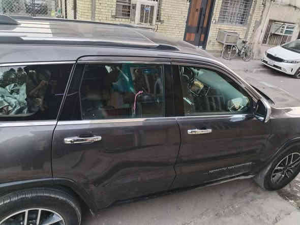 جيب لمتد كراند شيروكي 2020
فول مواصفات اعلى مواصفات بفئتها ام رادار
السعر:235وبيه مجال 
السيارة وارد امريكي  قطع4 تبديل
* رادار امامي مع مانع تصادم . 
* نظام الاصطفاف الالي (اوتوپارك) . 
* تحذير الخروج عن المسار . 
* دفع رباعي 4x4 
فرش المقاعد من الجلد . 
* صفي المقاعد الأمامية كهربائية .
* ذاكرة لحفظ وضعيات الجلوس . 
* صفي المقاعد الأمامية مع تبريد وتدفئة . 
* نقطة عمياء ..
* مقود السائق من الجلد  .
* مقود السائق كهربائي . 
* تدفئة ستيرن . كهربائي 
* سقف بانوراما .
* شاشه كبيرة مع نفكيشن GPS . 
* مصابيح امامية زنون . 
* المصابيح الأمامية مع LED لايت . 
* كشافات ضباب بروجكتر زنون . 
* تشغيل عن بعد .
* صندوق كهربائي .
* حساسات أمامية . 
* حساسات خلفية .
* كاميرا خلفية .
* مرايا متحسسه للضوء العالي . 
* بلوتوث تلفون . 
* محدد سرعة . 
* نظام بريك اوتماتيكي ( Auto Break System ) .
المحرك 3600 
السياره ماشيه  73km حقيقي مع ضمان 
تايرات جدد 
السياره نظيفه وجديده جدا اكثر متتصور   للتواصل ***********
