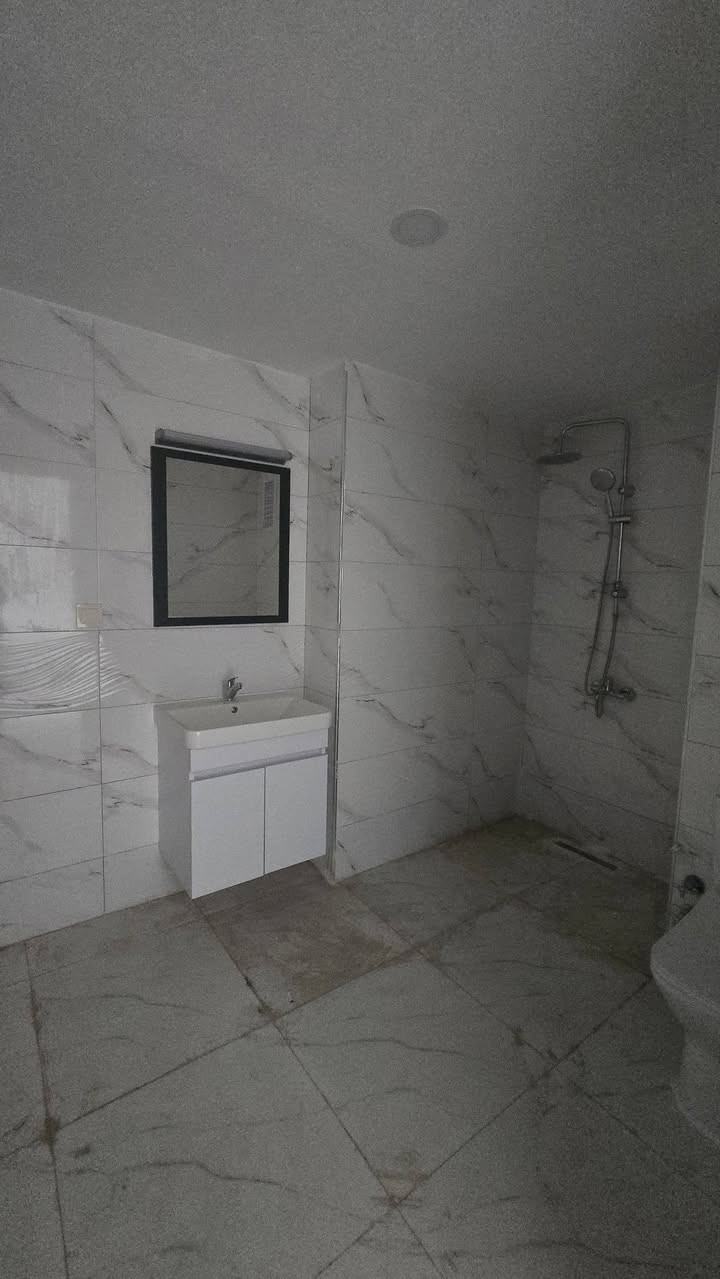 له جوانترين پرؤژه ي شاري هه ولير 
جوانترين شوقه بؤفرؤشتن له لالاف سن تاور 
1ژوري واجيهه داخلي حديقه 
طابق ٦رؤژهه لاته
سعر مناسب 
***********
