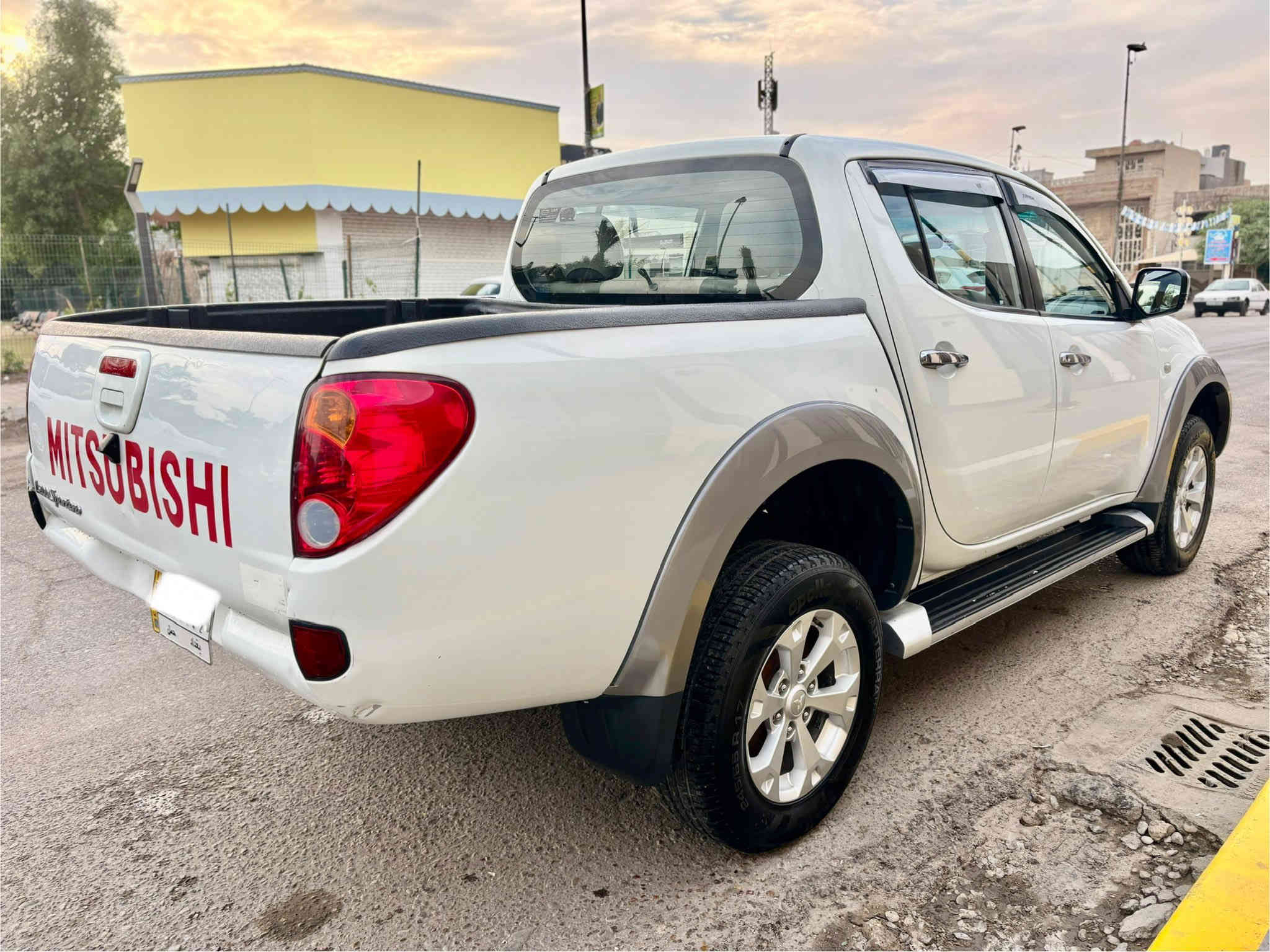 ميسوبيشي بيكب  2015 طالعة من الشركة بل 2021   رقم بغداد  الماني فول 6 سلندر  3.5 نفسة محرك  والكير باجير الحبتور  بانزين  اوتماتيك فور ويل شاشة كامره خلفية المواصفات معروفة ماشية 115 الف كيلو حقيقي مكفوله من الفتح  والتبديل والبارد  والصبغ بيهة على كد شبر بل ضبط يم علامت ميسوبيشي بل بنيد على كدهة مسوينهة والباقية كفالة حته من التكحيل 

السعر 158 ورقة 

الموقع بغداد حي الجهاد 

اي استفسار الاتصال على

‭0770 003 0299‬
