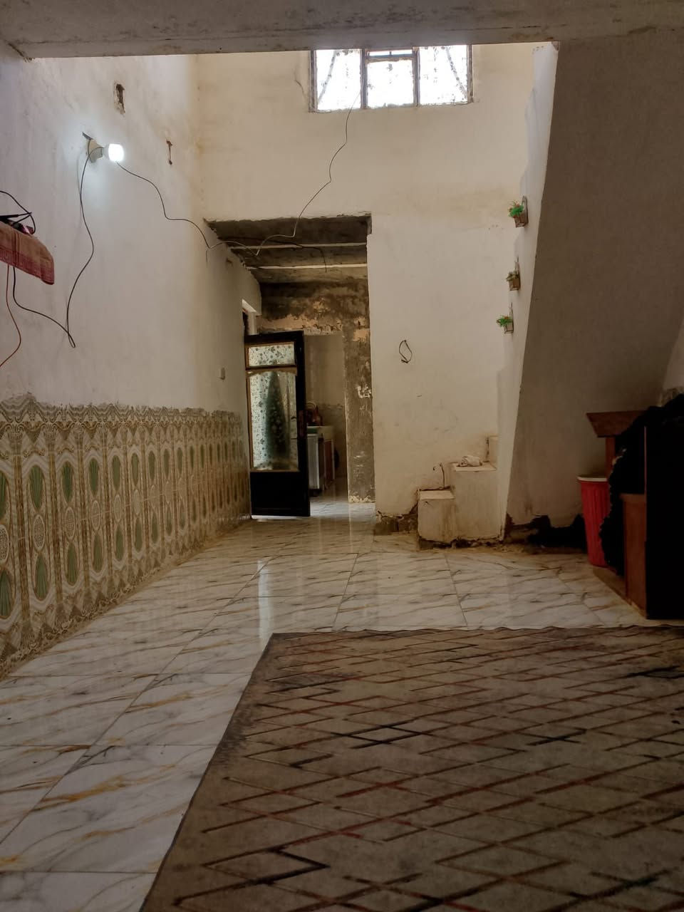 دار للبيع 
يحتوي على غرفه نوم وغرفه سويت  وصاله وستقبال ومطبخ مساحه الدار 200متر سده الهندية معافات حي النصر
***********
