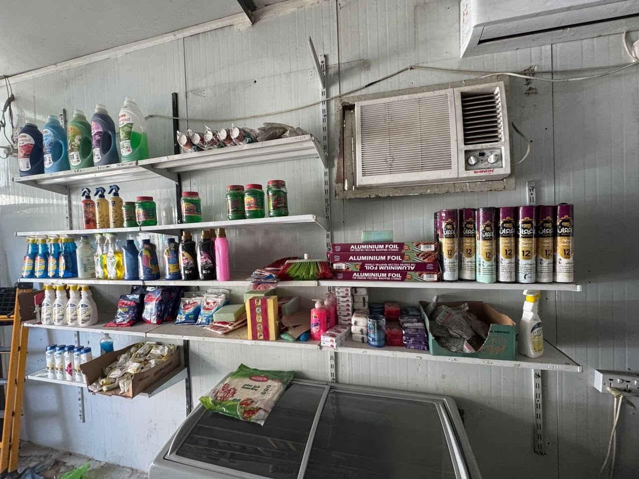 مكلف بالنشر 
خويه عندي محل بشارع العطار الخدمي
يمك مدارس اثنين وبنايات كبالك 
أربع برادات و٢ مجمدات
كامرات وشاشه 
وسبلت 
خويه كلفني ٦
٢ونص أبيعه قفله
إيجاره 400 يعني متلكه هيج ايجار بل عطار 
اني لو ما عمليت ابويه ما بيعه
***********
بس واتساب
