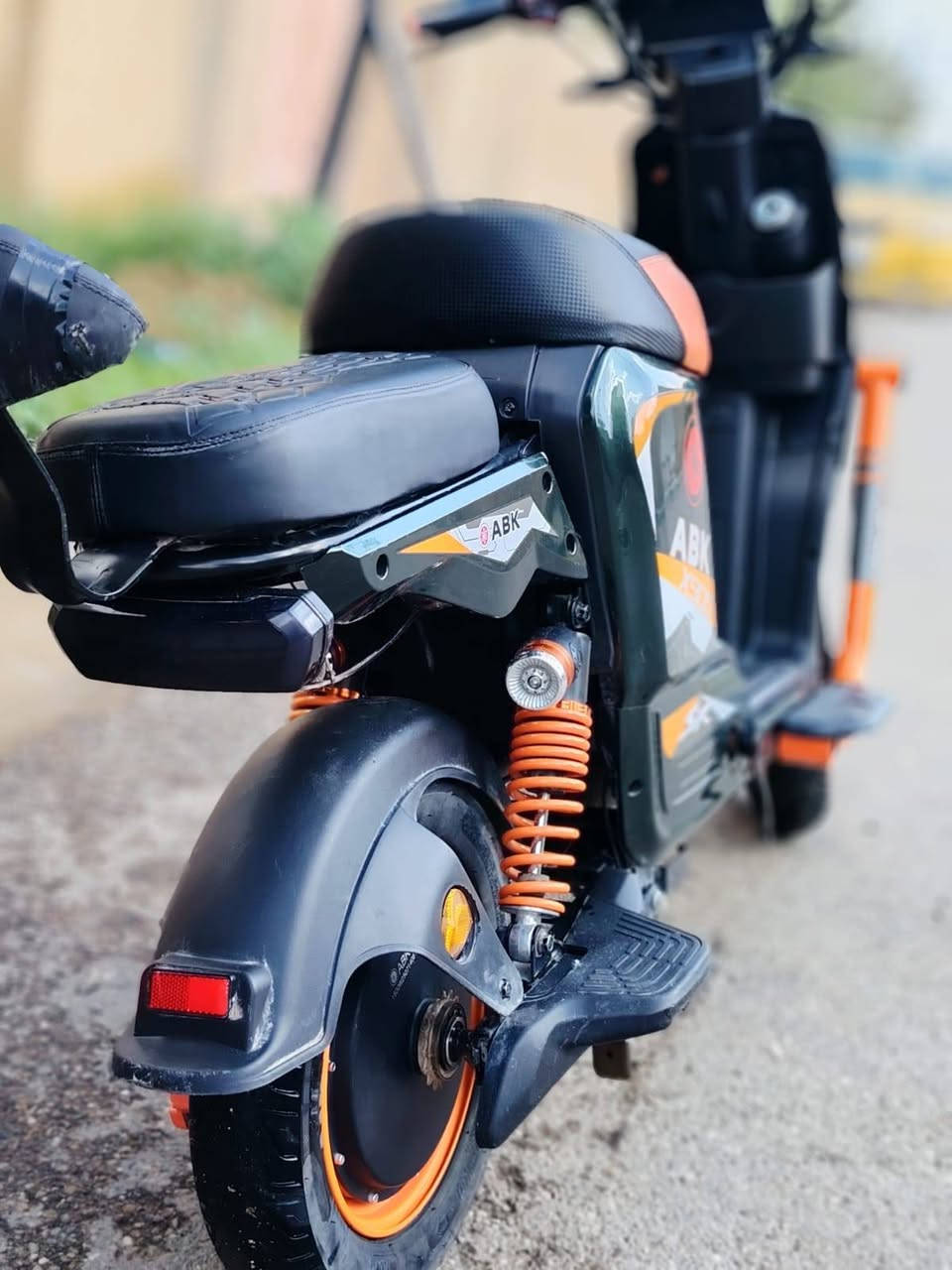 للبيع
دراجة شحن نوع X900 من شركةAPk
بطاريات عدد5 لكل بطارية 12فولت 25امبير
ملف 1500حقيقي 
بريك امامي خلفي هايدروليك
شاشة سمارت تحدد جميع العطلات ونسبة الشحن والسرعة 
عقل جوكر رياضي 
سرعة 75حقيقي
تمشيك مسافة 55 كيلو حقيقي
الدراجة مبدل سكليتر فقط شكو قطعة بل دراجة بلادي
الدراجة مستخدمة 2 شهر 
السعر 550 الف وبيه مجال 
مكاني بغداد الدورة الطعمة
لل أستفسار ***********
