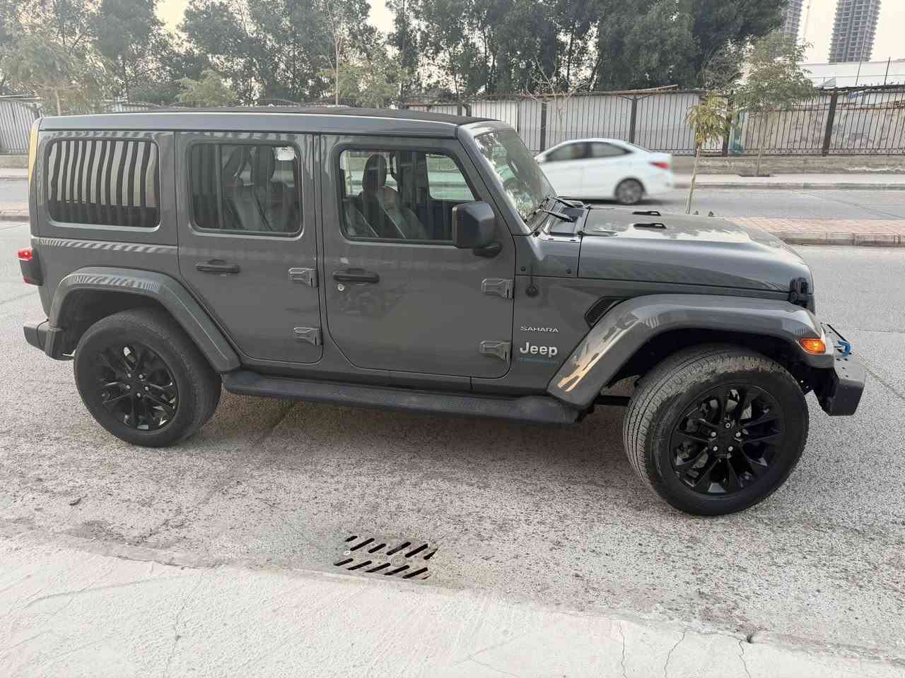 مساء الخير
جيب رانكلر 4Xe 2023 صحارى هايبرد  وارد امريكي 
 السياره  Jeep Wrangler 4xe 2023 2.0L 4 plug-in

حجم المكينه : 2000 تيربو + هايبرد + بلكن شحن خارجي

القدرة الحصانية 375 حالة حال الهيمي 

الشحن يمشيك 30 ميل

المسافه المقطوعه : 34 الف ميل     

الحادث كلين بدون قطرة صبغ حادثهة فقط دعامية 
                      

#المواصفات 

1.قماره تتفصخ اصير كشف
2.بصمه  تشغيل وابواب 
3.لوكير
4.كشافات 
6.شحن خارجي
7.بكلايت لد 
8 . شاشه
9.سستم صوت دمام خلفي + امامي 
10.لايتات زنون هايلوجين
11.كشنات جلد قرميدي بلادي 
12.سقق اسود بلادي 
13. تحكم استرين
14. ويل حجم 19
15. كامره خلفيه 
16. دوسات
17.لون مميز اسمنتي 
مكانهة بغداد الحرية السعر 28500$
للأستفسار ***********
