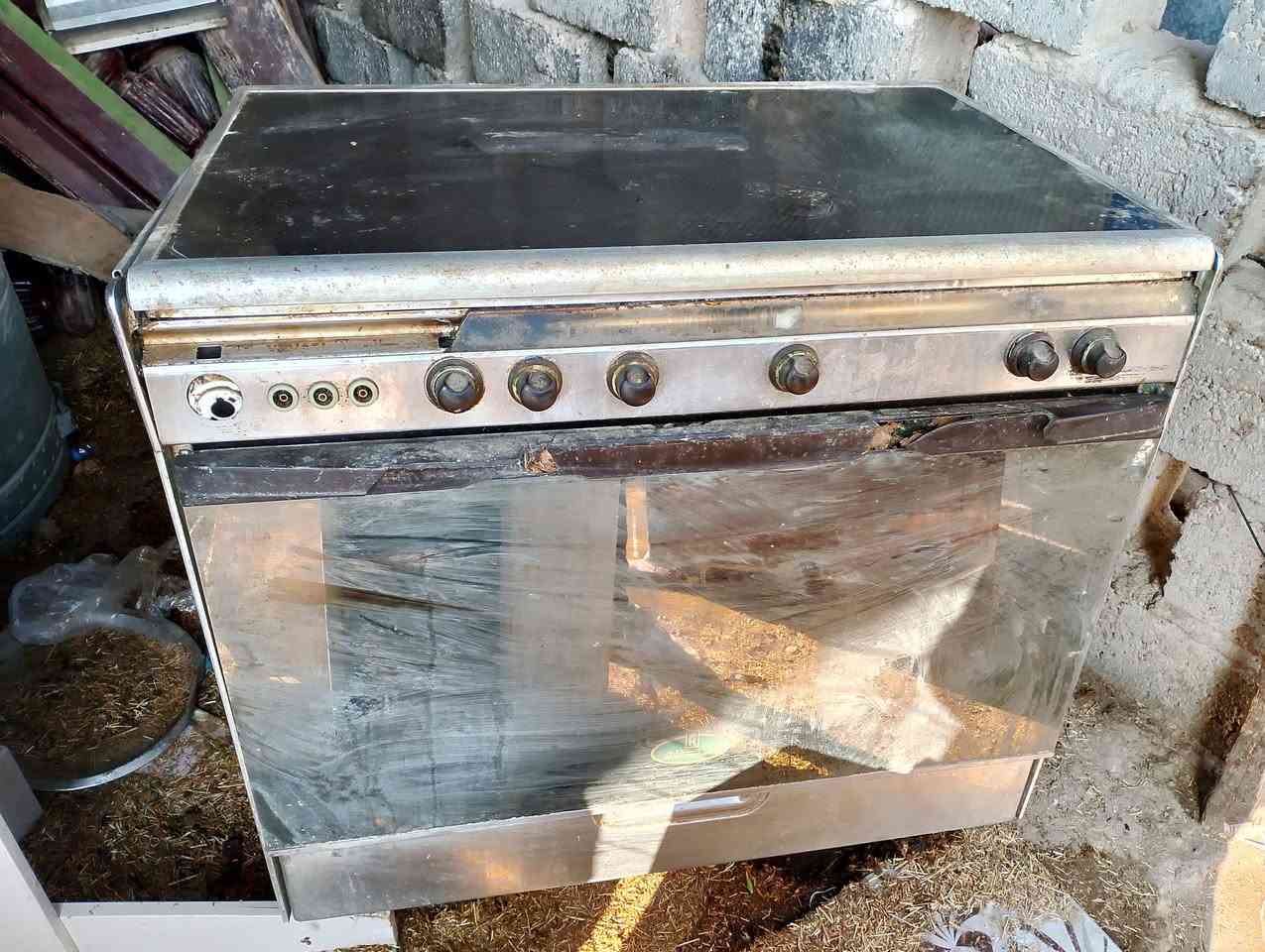 طباخ نوع كريازي نقصه عين وسط بس سعر 175 +اوفن شغال سعر 50
***********
