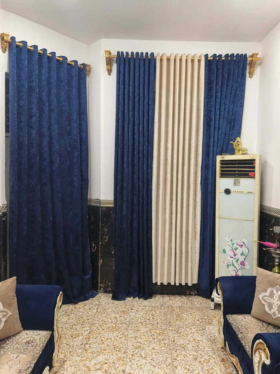 بيت مساحة ١٢٥ متر طابو صرف باسمي مامطلوب لا اسكان ولا عقار
بناء حديث ٢٠٢٥ مسلح سطح ايزوكام ارضية كاشي سيراميك المطبخ والصحيات كله هندي بيتونة بكبر الصاله بيها بابين على السطح 
عنوان ام غربة قرب مدرسة الغزالي بشارع جامع الاحرار بضهر مطعم حميسة 
رقم العقار ١٧١٤/١٢
 
للاستفسار اتصل على الرقم ***********
