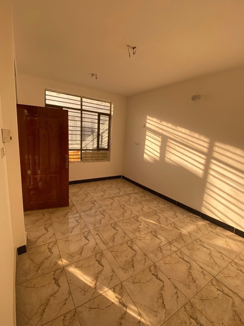 � بيت للإيجار – السيدية 

 • المساحة: 50 م²
 • عدد الطوابق: طابقين
 • التفاصيل:�
◦ ركن مع مدخلين 
      ◦ غرفتين نوم 
 ◦ صالة 
 ◦ مطبخ
 ◦ خدمات صحية
 • 
 • الاستخدام: سكني فقط
 • الموقع: السيدية – مربع جامع شاكر العبود 
 • سعر الإيجار: 750 الف 

📞 للاستفسار: ***********
🏢 الكوخ للتطوير العقاري