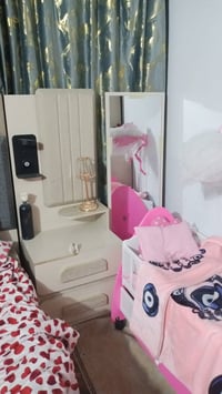 غرفة 8 قطع • نظيفه • إنارة