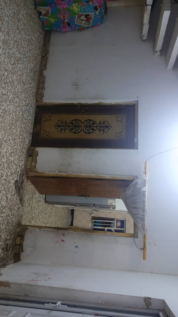بيت للبيع مساحة 150 متر الواجهة 7ونص والنزال 20 في منطقة ام الكبر والغزلان شارع الضغط قريب ع الشارع العام يحتوي على الطابق الاول غرفتين واستقبال ومطبخ وحمام وتواليت الطابق الثاني 4 غرف وحمام وتواليت السعر 195 وبي مجال ‏‪***********‬‏
