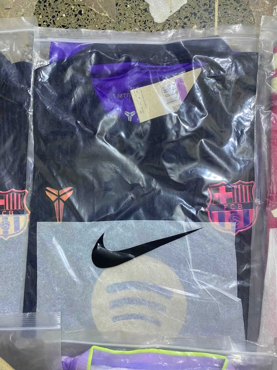 السلام عليكم شباب دريسات تايلندي نسخة لاعب شعار جلاتين. المانيا درزن. كوريا 7 قطع. برشلونة جديد 7 قطع. ريال وردي 3 قطع. ريال اساسي. 5 قطع موسم 27. ايطاليا 5 قطع   برازيل. 5 قطع. ريال 26.  تقريباً 7 قطع. وتراك باريس 5 قطع.  انكلترا ابيض 4 قطع.  

تريد مفرد تريد شلع راسلني خص مفرد سعر وشلع سعر. 
***********
