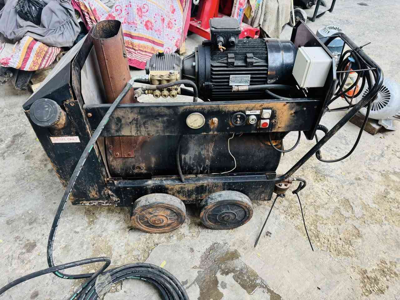 مضخة إيطالية 200 بار ماء حار وبارد مال حاوية 
نظيف جدا ماطور 7 ونص حصان ثري فيز 
صوندة جديدة 15 متر مسدس طويل 
نظيفة جدا شغالة البارد شغال الحار يحتاج بعض إصلاحات مكاني بغداد 
***********
