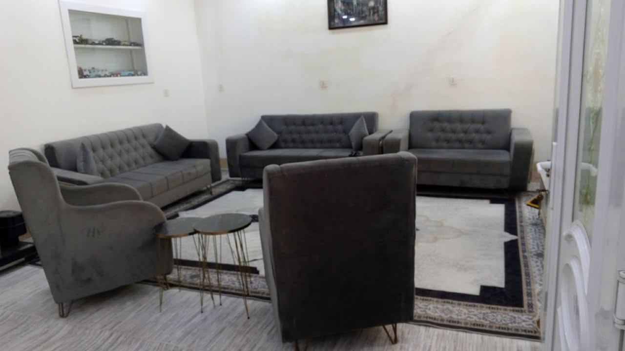 ئەم تاخم قەنەفەیە بۆ فڕۆشتن 
بەتەپلەکەکانیشەوە تەنها یەک قاجی تۆزێ شکاوە ئەویش چاک ئەکرێت بەس ئەیگۆرن بۆیە ئەیفڕۆشری ئەو دوای بێ عەیبە
شوێن بازیان
نرخی180هەزازو تۆزێ مامەلە
ڕەقەم *********** وەتس ئەپو فایبەریشی لەسەرە
