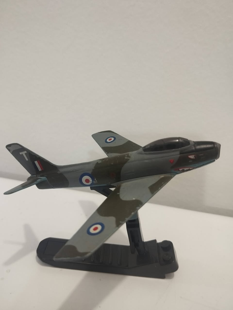 طائرة حربية  حديد نموذج من شركة كورجي.


**إذا كنت صاحب هذا الإعلان وتريد حذفه لأي سبب، رجاءا أرسل رسالة إلى الدعم الفني**