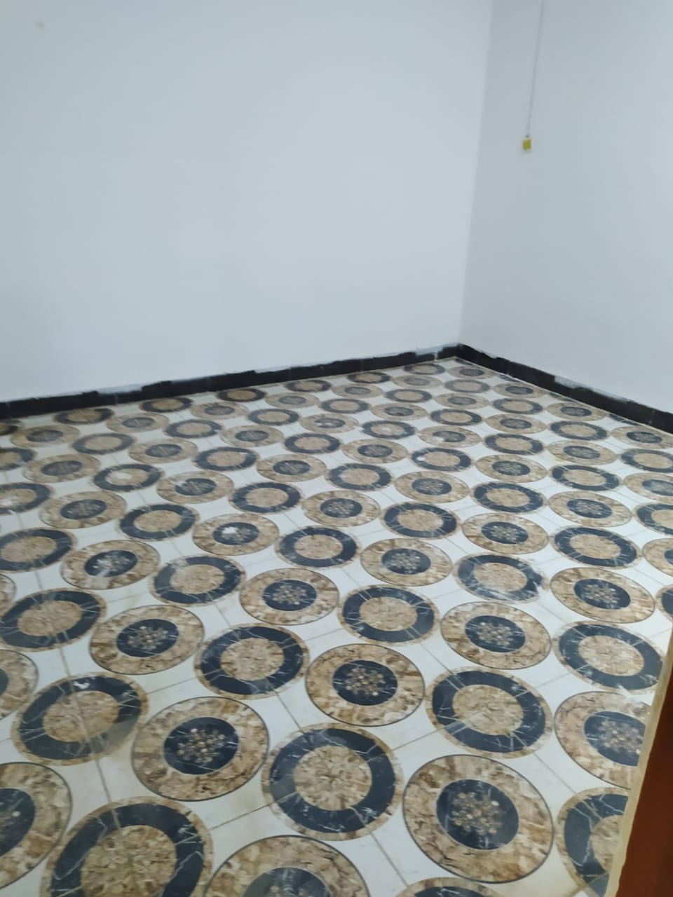 بيت للبيع في شارع المعمل فرع اسواق حسين الرماحي مساحة 210 متر للتواصل واتس فقط ***********
