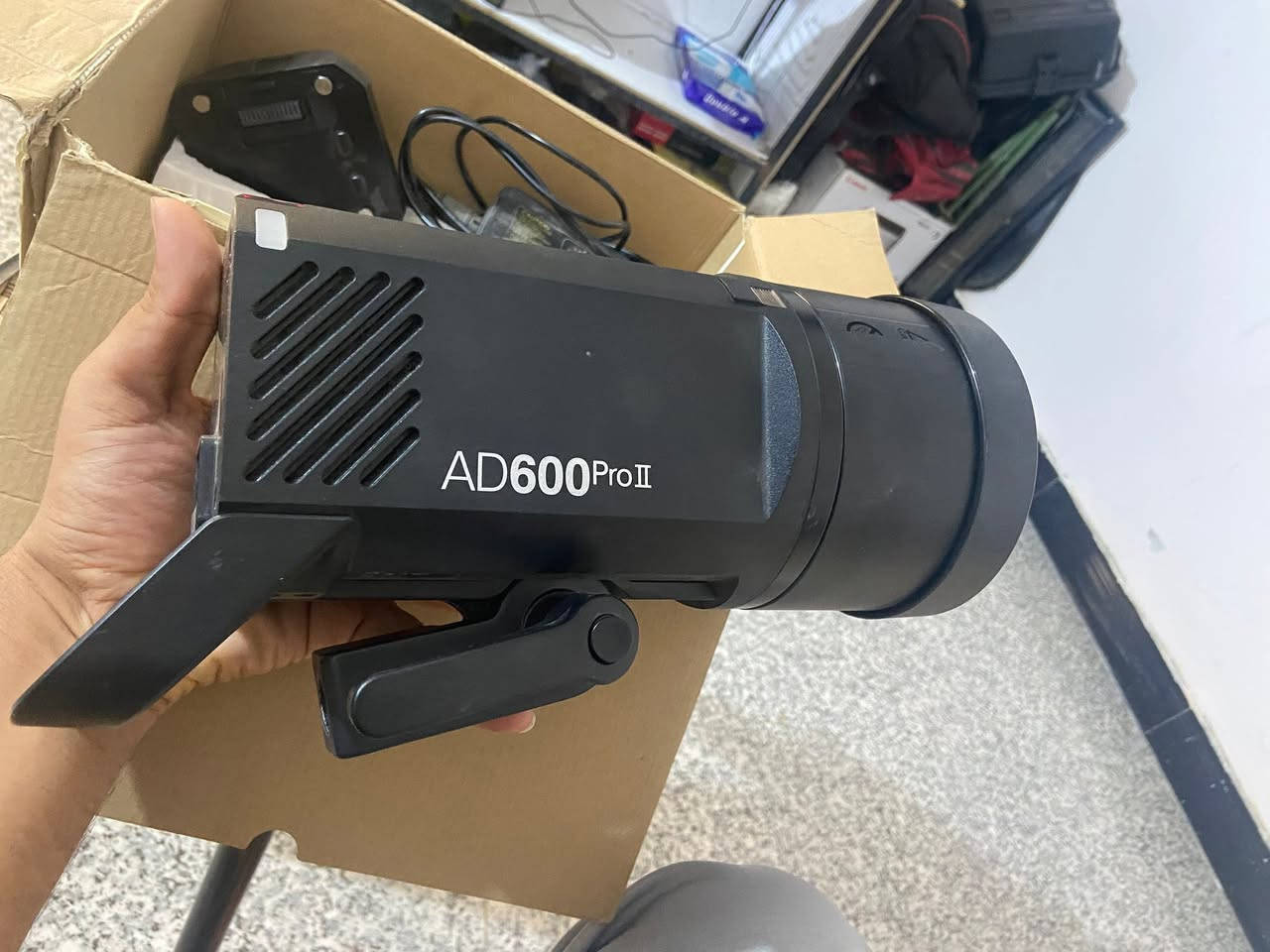 سلام عليكم الجيل الأخير Godox AD600bro للبيع مع استاند هايدروليك قوي جداً مع سوفت بوكس 85 فول مرتب *********** قيم واخذ
