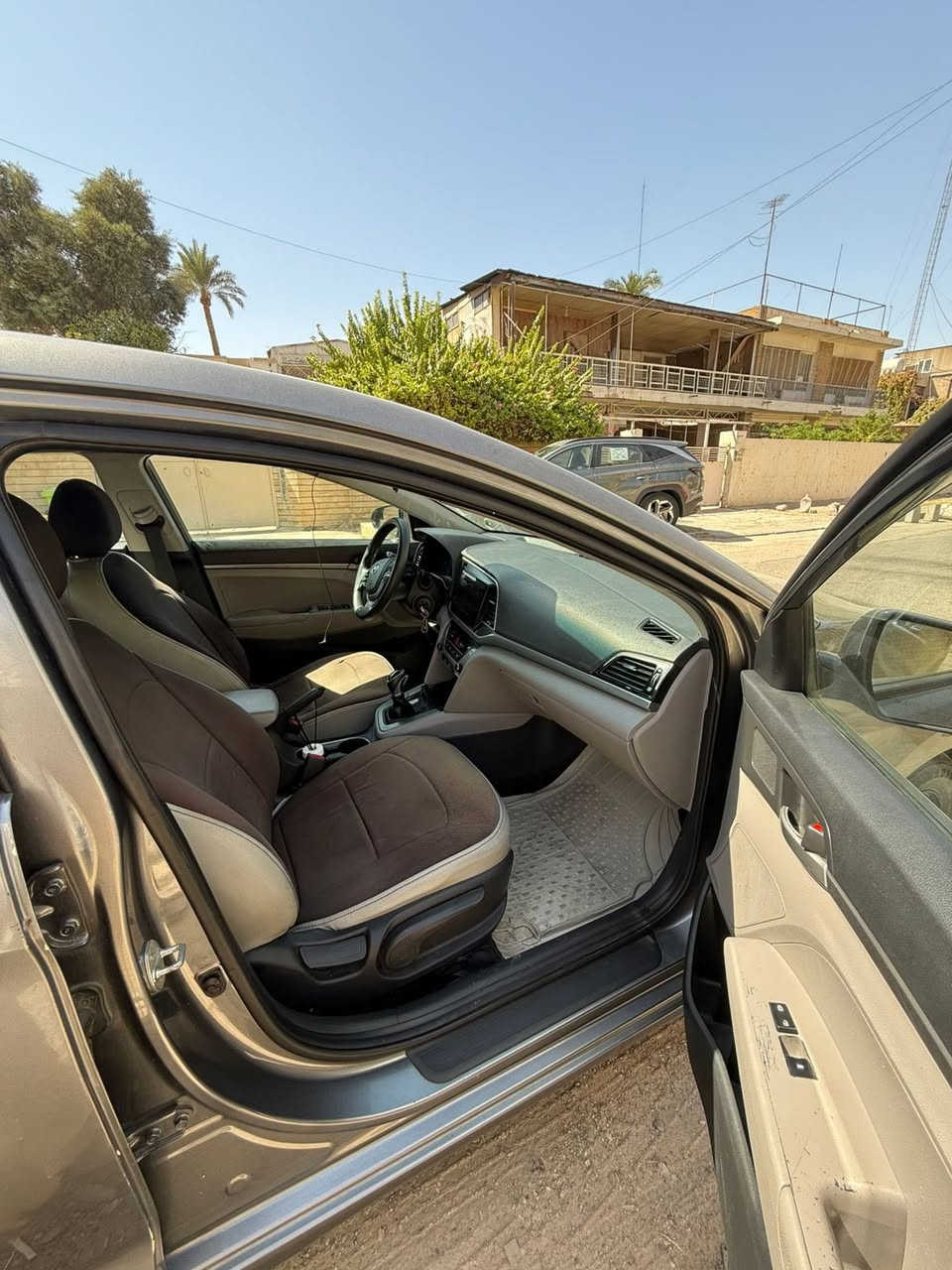 السلام عليكم 
النترا موديل ٢٠١٨ ماشيه ٨٠ ميل
سعرها ١١٥ وبيها مجال
رقم سليمانيه ومكانها بغداد الاعظميه
حادثها من امريكا قبغ جنطه ضربه خفيفه كلش
ورش بنيد مال جراد
وبالعراق بيها بارد بالباب الخلفي 
مواصفاتها عاديه 

‭٠٧٨١ ٠٧٩ ٥٣٣٥‬
