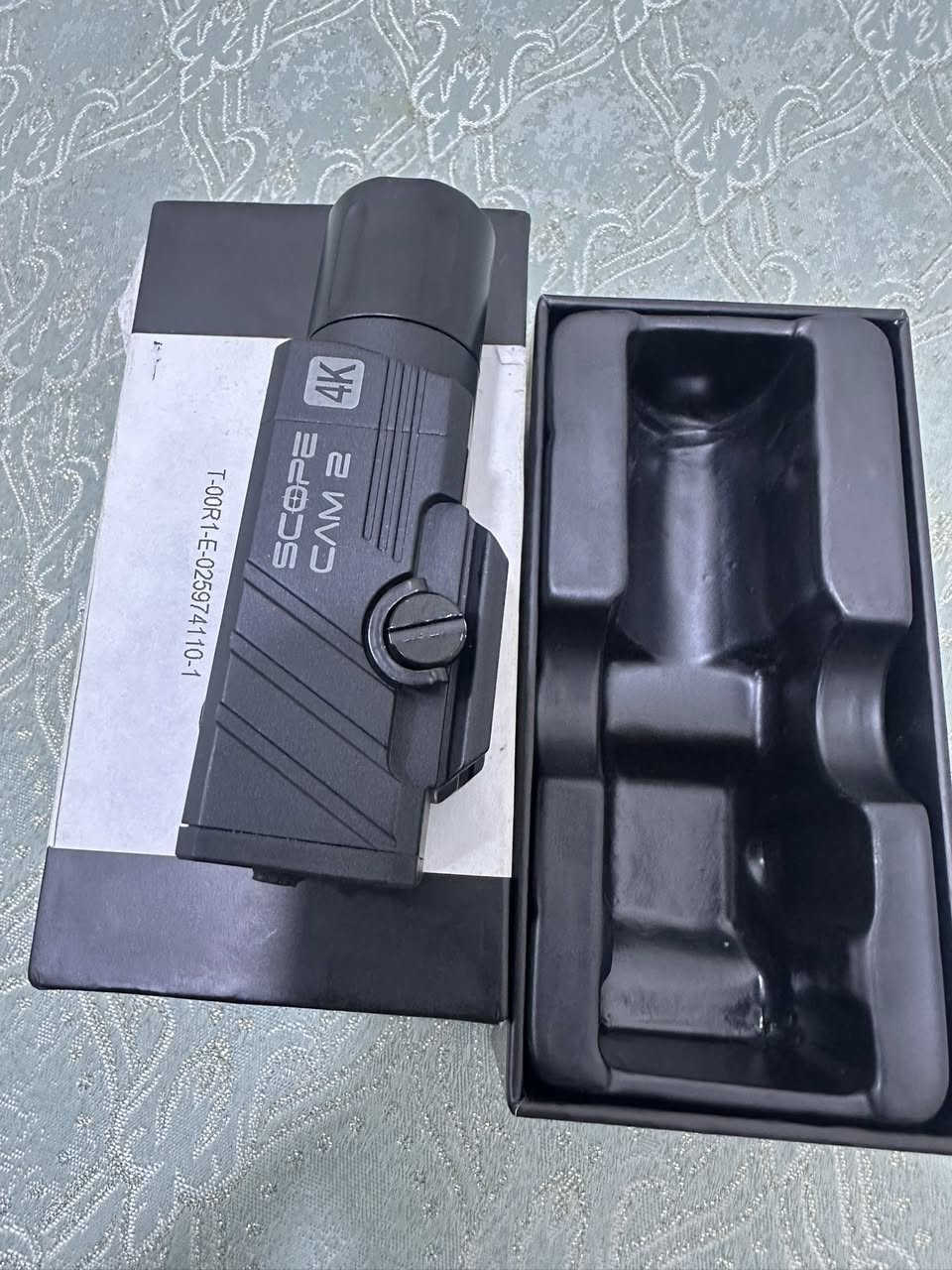 كامره السلاح 4k اعلى سعر ابيع
مواصفات

كاميرا حركة متخصصة للصيد والايرسوفت (Airsoft)، توفر دقة 4K فائقة الوضوح مع مستشعر Sony CMOS 8MP، عدسات بتركيز بؤري (25mm/35mm/40mm)، تثبيت مباشر على سكك Picatinny، بطارية 1400mAh تدوم طويلاً، ومقاومة للماء IP64، مما يجعلها مثالية لتسجيل لقطات القنص بدقة. 
أبرز المواصفات الفنية:
دقة الفيديو: 4K@30fps, 2.7K@60fps, 1080P@120fps/60fps.
المستشعر والعدسة: مستشعر Sony 1/2.5" CMOS 8MP، خيارات عدسات: 25mm, 35mm, 40mm لتكبير مختلف.
التكبير: تكبير رقمي حتى 4x (4x Digital Zoom) مع تقنية التصويب المتقاطع (Crosshairs).
البطارية: 1400mAh مدمجة، تدوم حتى 240 دقيقة (عند 1080P@60fps).
الهيكل والتركيب: مصنوعة من سبائك الألومنيوم والمواد القوية (PA)، تركيب مباشر Picatinny.
المقاومة: مقاومة للماء والغبار بتصنيف IP64.
التخزين والاتصال: تدعم بطاقات MicroSD حتى 256GB، واي فاي 2.4G، ومنفذ USB-C.
الوزن: حوالي 145 جرام (تختلف حسب العدسة).
مميزات إضافية: اهتزاز عند التشغيل (Vibration motor)، وتطبيق للهواتف (IOS/Android).


**إذا كنت صاحب هذا الإعلان وتريد حذفه لأي سبب، رجاءا أرسل رسالة إلى الدعم الفني**