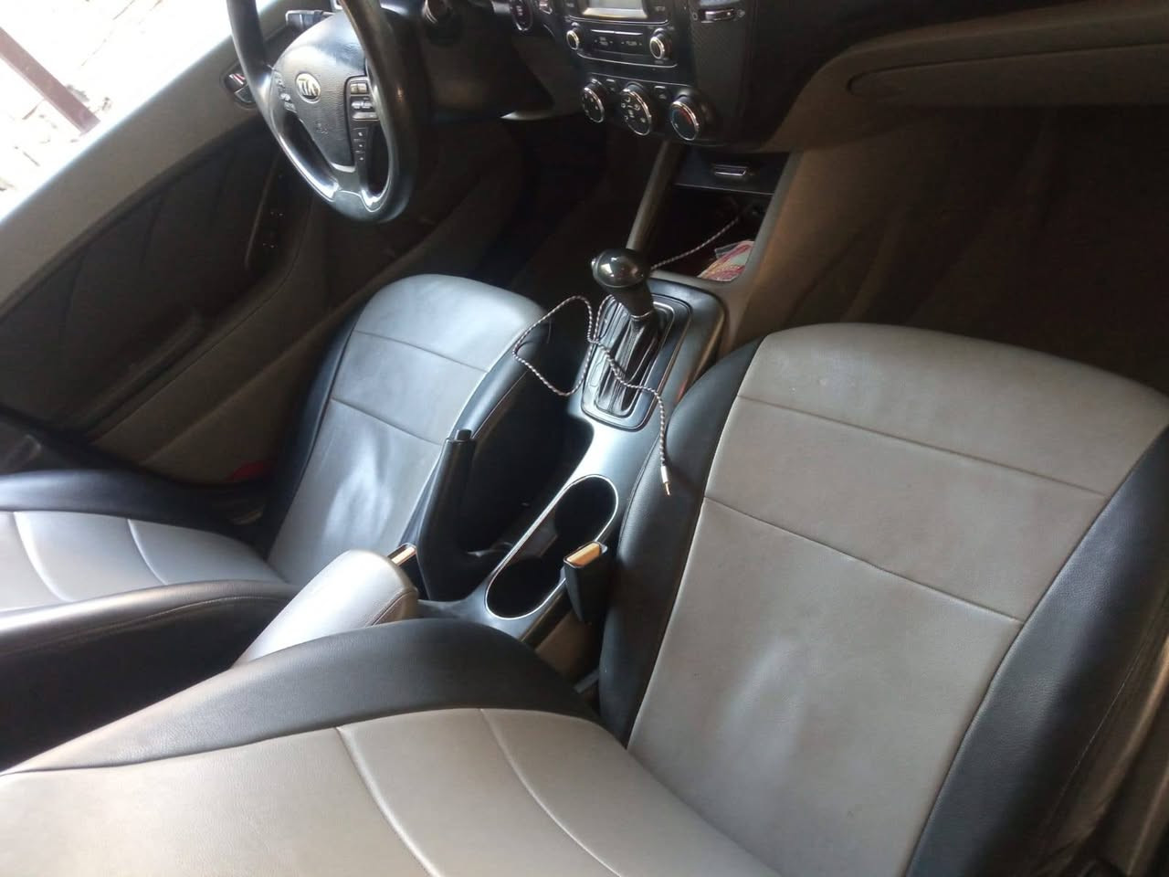 سلام عليكم
فورتي موديل 2014 خليجي 
رقم بغداد الإنكليزي
فول مواصفات
ماعدا البنراما
السياره بيه شويه جراد بالقماره
والبنيد
السعر 117 وبيه مجال
مكانه حله
***********
