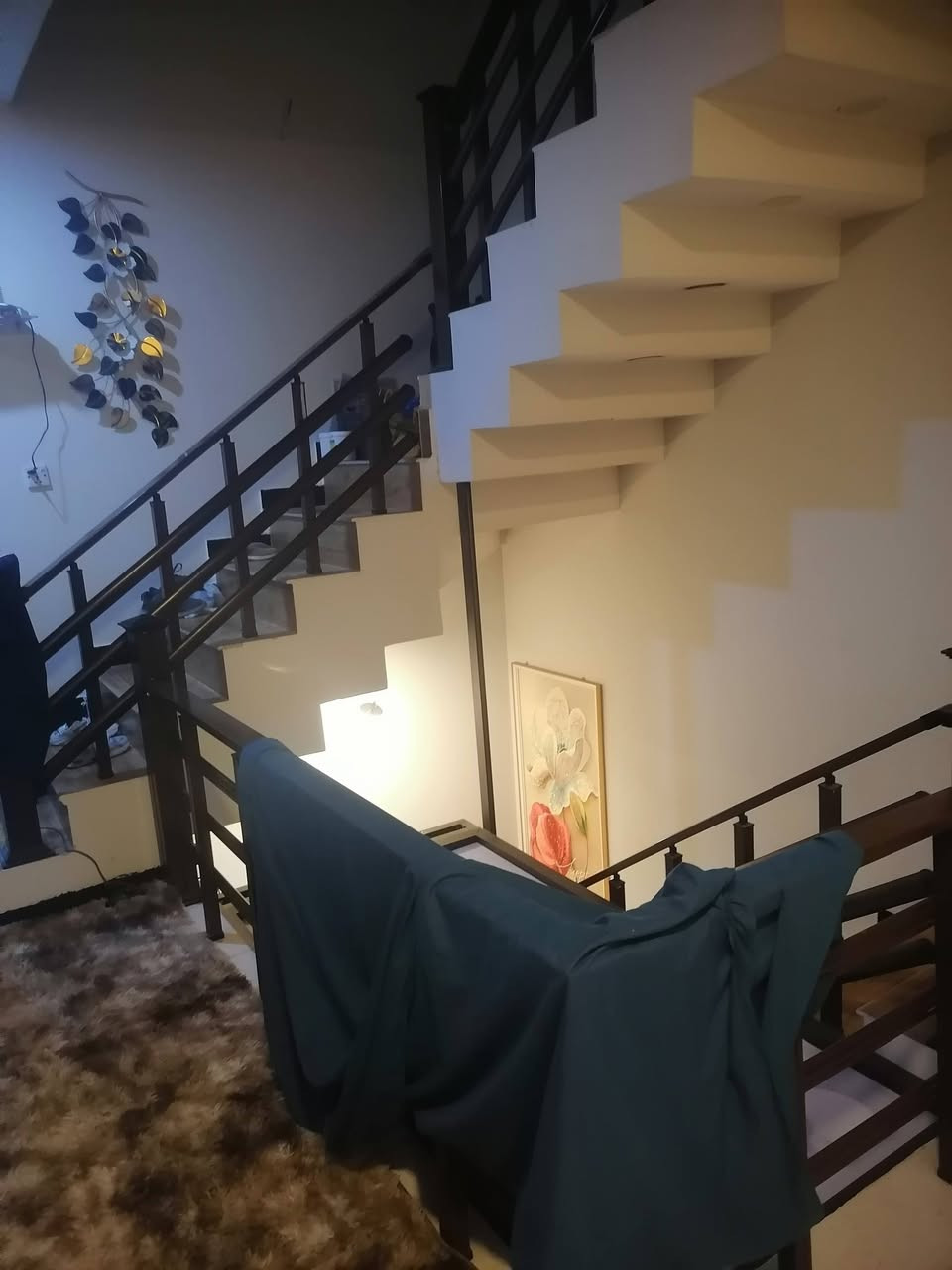 السلام عليكم بيت للبيع مساحة ١٥٠متر واجهة ٧ونص يحتوي علىَ ٤غرف نوم وصالة وهول ومطبخ وخدمات وكراج حديقة بيت نضيف جدا موقع ممتاز الاساتذة خلف اربع شوارع قرب حي الجهاد الاستفسار على هذا الرقم ***********
