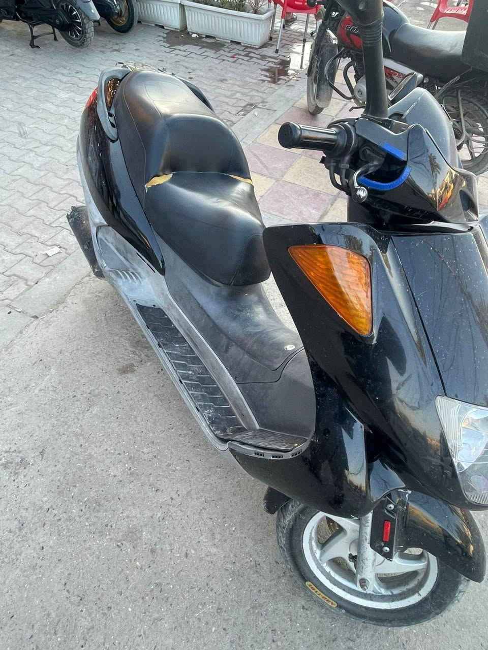 السلام عليكم دراجه فور سايد 
كهربائيات شغالة
ستان كهربائي
حساسات شغالة
دراجه مكفوله 
نقصها خرز مال كلج فقط
السعر 750 وبيها شوي مجال
العنوان بلديات قرب ساحة الحمزة
الاستفسار ***********
