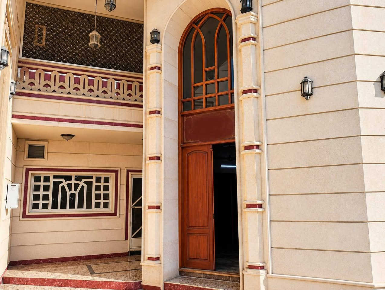 بيت تجاري للايجار 

الموقع/حطين شارع السفارات 

المساحه/350م

المواصفات 
طابقين
5غرف نوم
5حمام
صاله
مطبخ
2هول
كراج يتسع سيارة 
حديقه
شارع عريض 
مخصص للشركات التجارية ومذاخر ألأدويه 

سعر الأيجار/2,500,000 دينار عراقي 

زيد عقاري/***********

