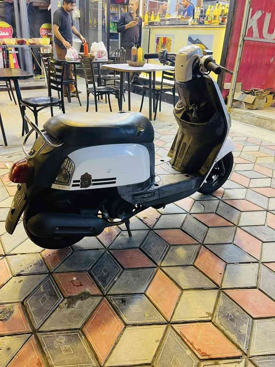 سعرها 800  وبيها مجال 
ماكس بوليس 2008 شلعة ومعدل 
مكينة ما مفتوحة على البلاد وشرط الفحص وين ما يعجبك تفحص افحص وخرسة الدراجة 
وكلها مختمة منطول الطول 
كله شغاله اي نقص ما بيها 
سلف كهربائيات منطول الطول كلهن شغالات 
دراجة حلوه ونضيفة وكاملة مكملة 
العنوان/بغداد / البلديات مجاور جامع سيد صلاح 
اتصل : ***********
