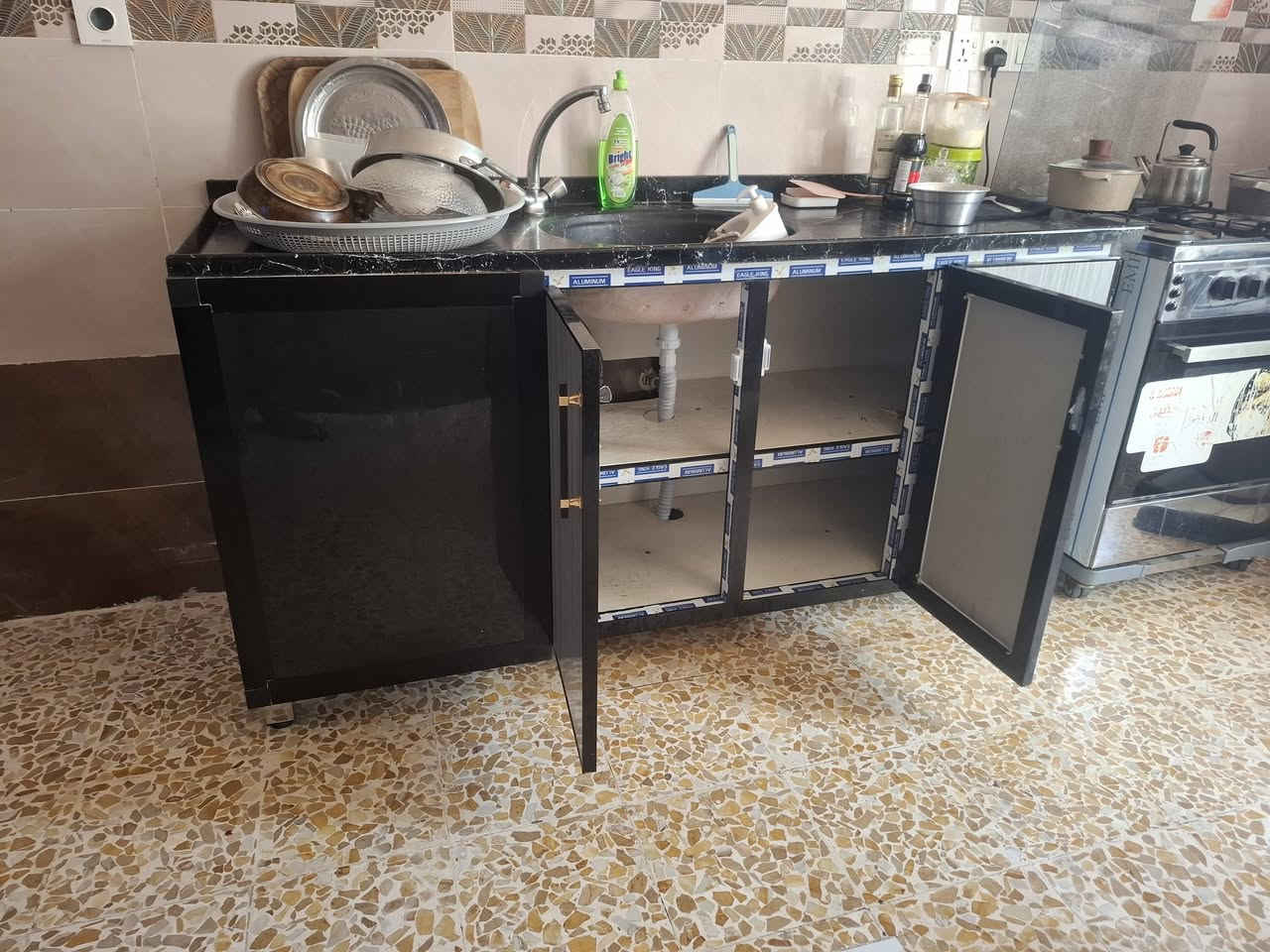 للبيع كونتر مطبخ المنيوم درجة اولى والسقف مرمر بحالة ممتازة المكان مزارع زيونة ***********
