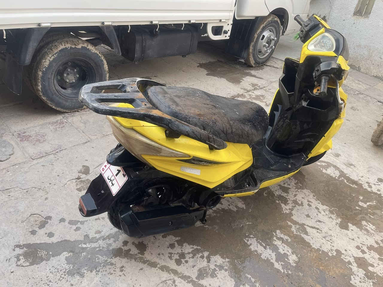 السلام عليكم عندي دراجه جامبو ماكس  صيني ومكينه ياباني كلشي شغال عده الكهربائيات بس يرادله ترتيب الله شاهد شغاله من سلف وهندر هاي كدامك شوفه 
*********** السعر 375 بيه مجال شرط عل فحص
