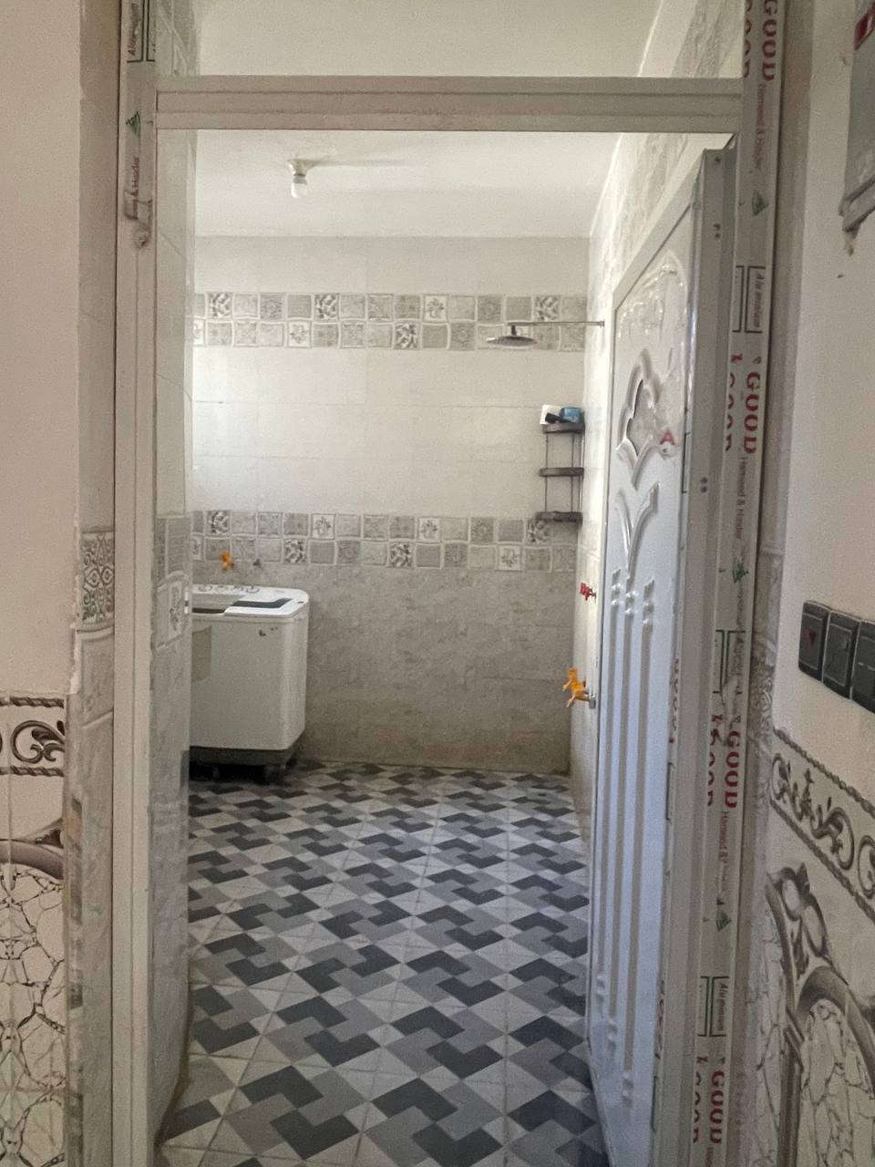 السلام عليكم بيت البيع بشارع ابو الفضل بل مربع الذهبي 
مساحته 200 بناء حديث السعر 150وبيه مجال 
***********
